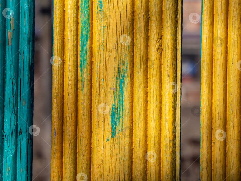 Скачать Текстурированный фон из обшитых панелями досок, окрашенных в желтый и синий цвета фотосток Ozero