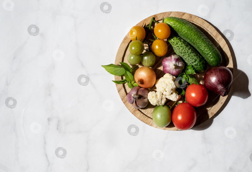 Скачать Большая тарелка с различными свежими фермерскими овощами. Осенний сбор урожая и концепция здорового органического питания фотосток Ozero