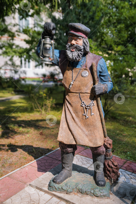 Скачать Скульптура старого дворника. фотосток Ozero