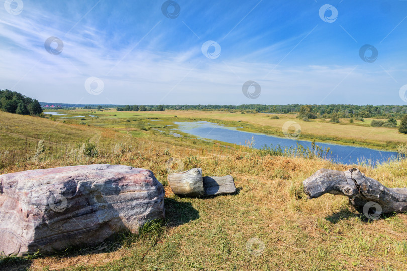 Скачать Большой камень на склоне реки. фотосток Ozero