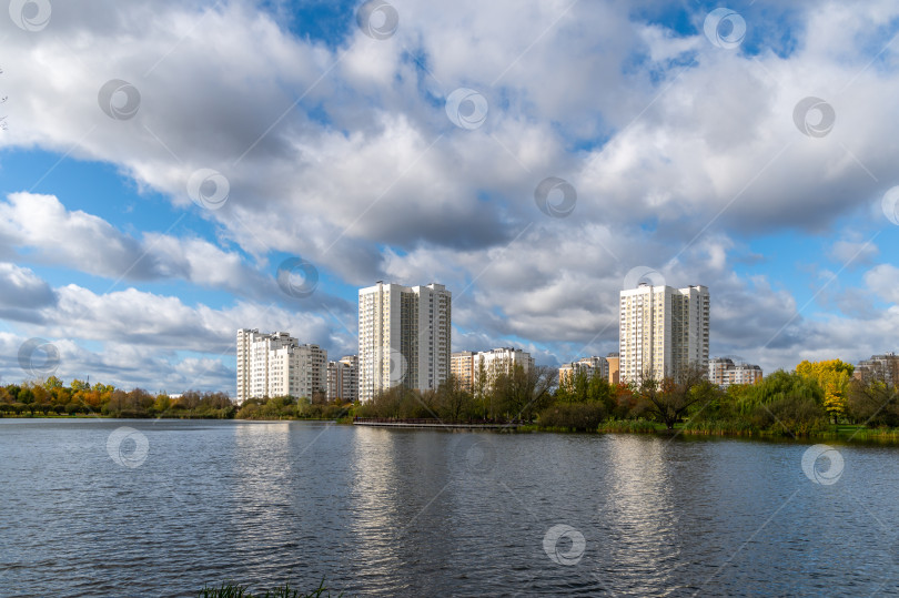 Скачать Дома на берегу пруда фотосток Ozero