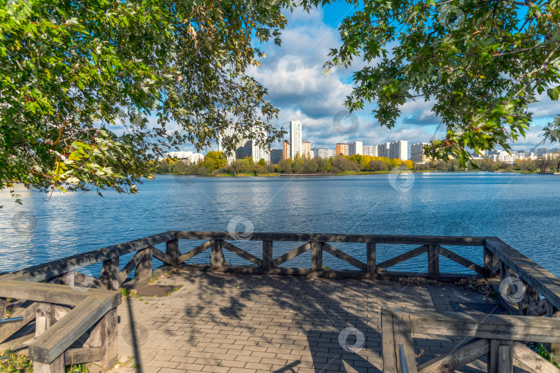 Скачать Вид на городской пруд фотосток Ozero