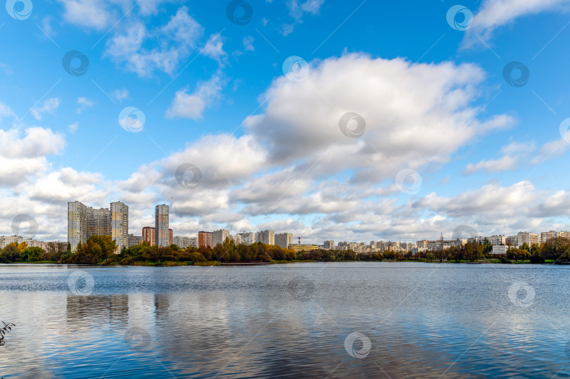 Скачать Панорама берега городского пруда фотосток Ozero