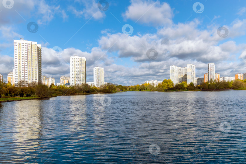 Скачать Вид на многоэтажки на берегу пруда фотосток Ozero