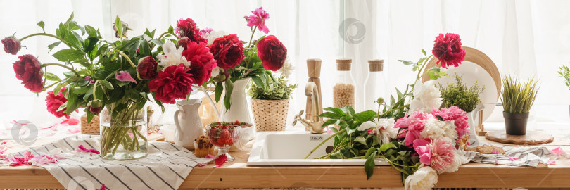 Скачать Кухонная столешница украшена пионами. Интерьер украшен весенними цветами фотосток Ozero