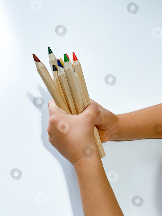 Скачать В руке ребенка цветные карандаши. Концепция обучения и рисования фотосток Ozero