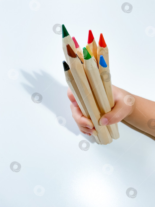 Скачать В руке ребенка цветные карандаши. Концепция обучения и рисования фотосток Ozero