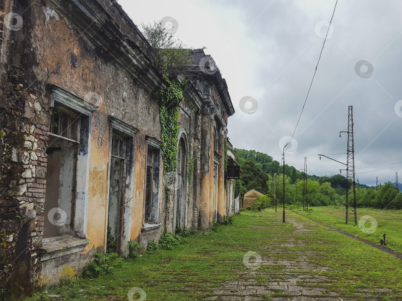 Скачать Заброшенная железнодорожная станция в Абхазии фотосток Ozero