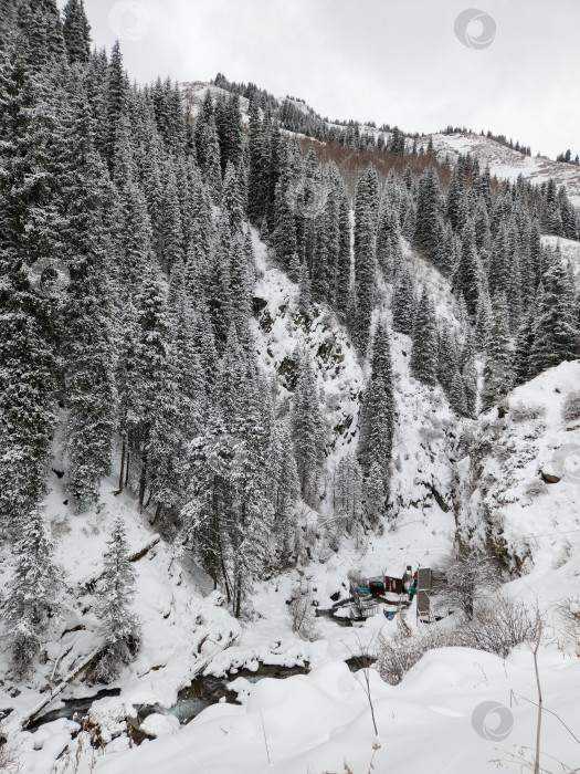 Скачать Горячие источники в ущелье Алма-Арасан зимой, Казахстан фотосток Ozero