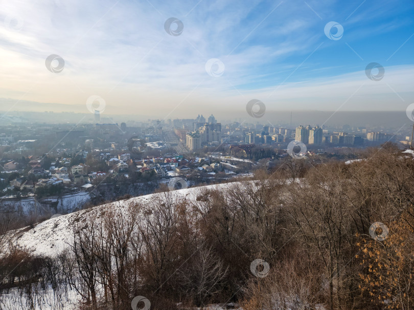 Скачать Вид с высоты на Алма-Ату в январе, смог над городом фотосток Ozero