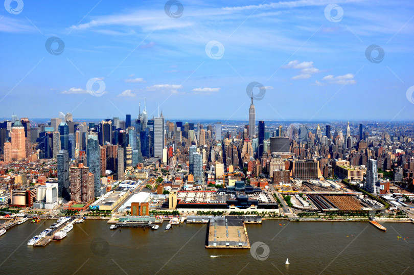 Скачать Вид на остров Манхэттен с вертолета, Нью-Йорк, США. фотосток Ozero