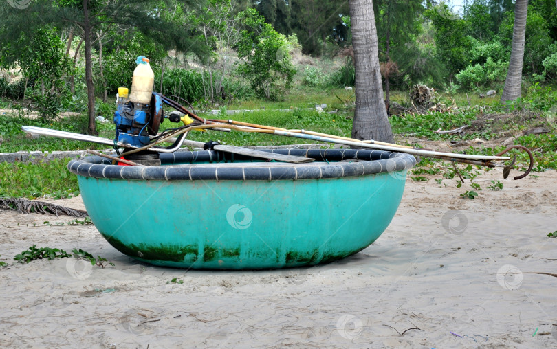 Скачать Тхунг-чай (thung chai), или лодка-корзина во Вьетнаме фотосток Ozero