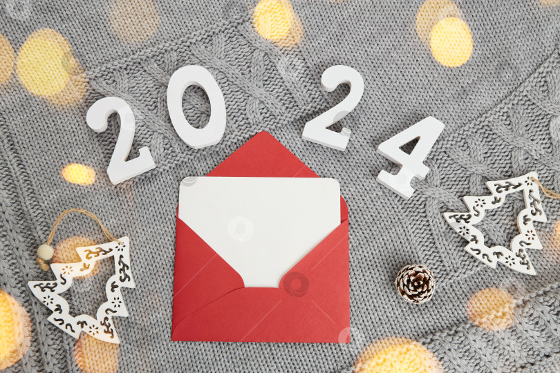Скачать Красный конверт с пустым листом бумаги для поздравлений с Рождеством фотосток Ozero