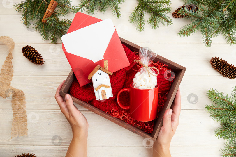 Скачать Коробка с подарками на Рождество и: красная кружка с зефиром, вязаные варежки фотосток Ozero