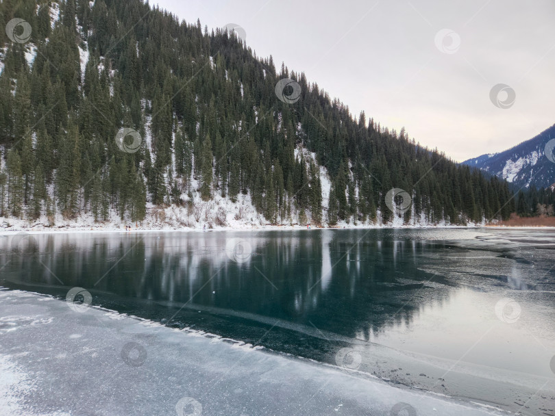 Скачать Красивое горное озеро зимой, Казахстан фотосток Ozero