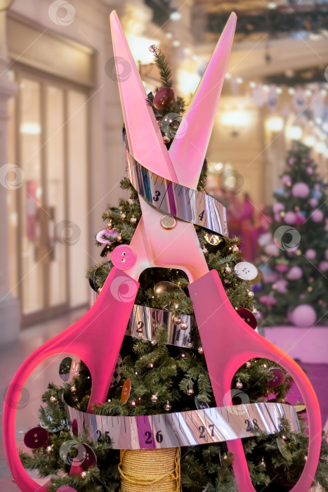 Скачать Рождественскую елку украсили швейными материалами - ножницами, нитками, измерительной лентой. Малый бизнес. Профессия по пошиву одежды фотосток Ozero