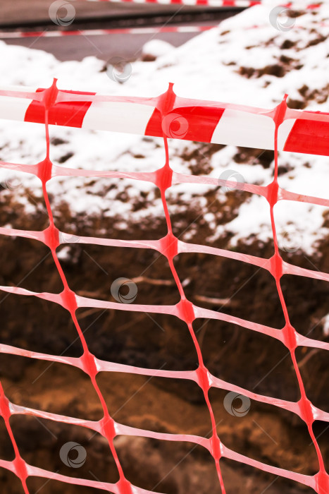 Скачать Красная лента на заборе для строительных работ крупным планом фотосток Ozero