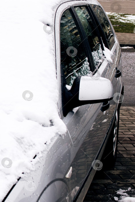 Скачать Много снега на капоте автомобиля фотосток Ozero