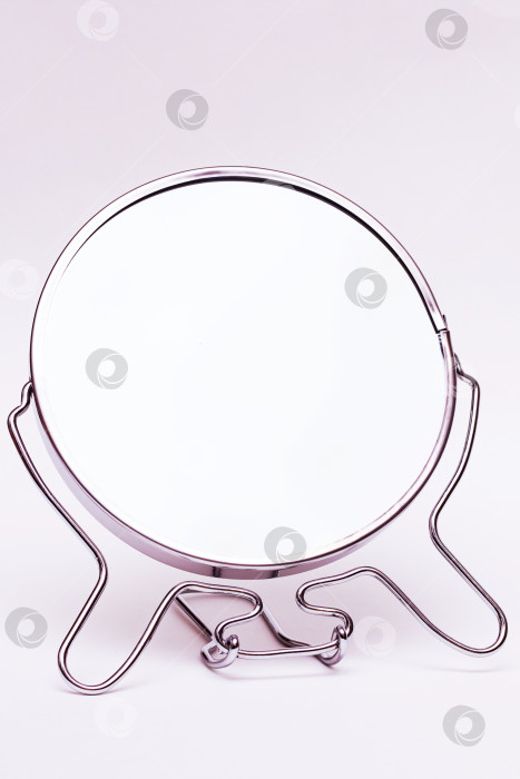 Скачать Круглое металлическое зеркало на сером фоне фотосток Ozero