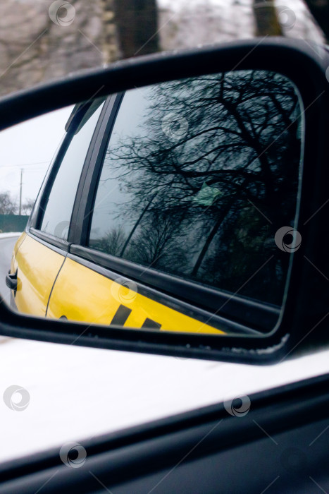 Скачать Боковое зеркало автомобиля такси в движении фотосток Ozero