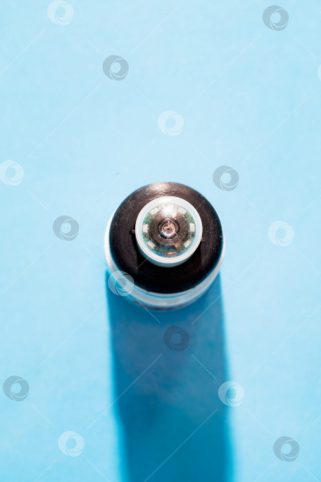 Скачать Капсула с камерой для капсулярной эндоскопии на белом фоне фотосток Ozero