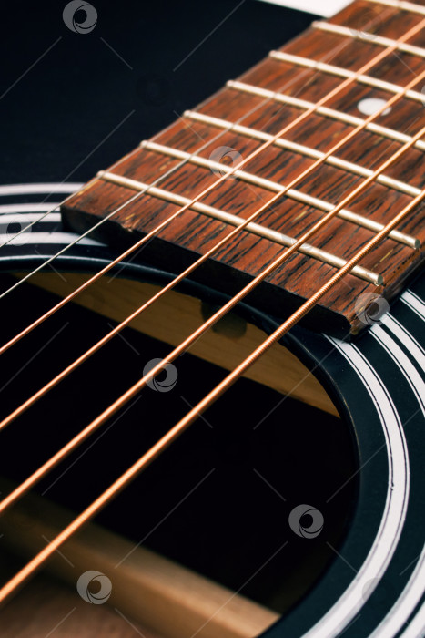 Скачать Макросъемка черных и желтых гитарных струн крупным планом фотосток Ozero