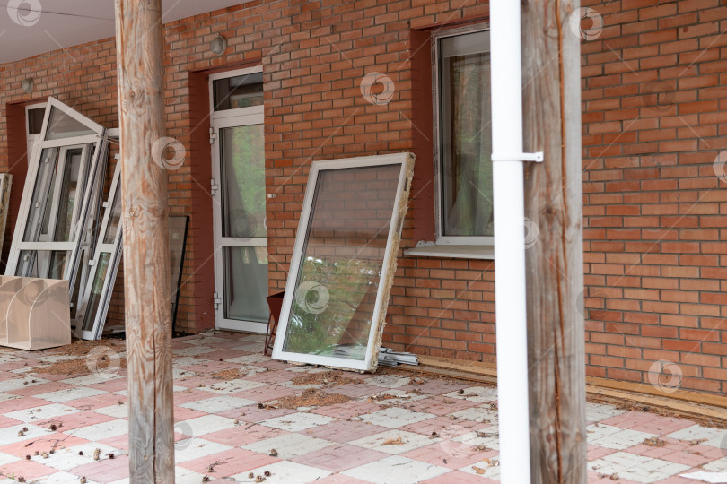 Скачать Вид на недостроенную стену дома. Новые окна в доме. фотосток Ozero