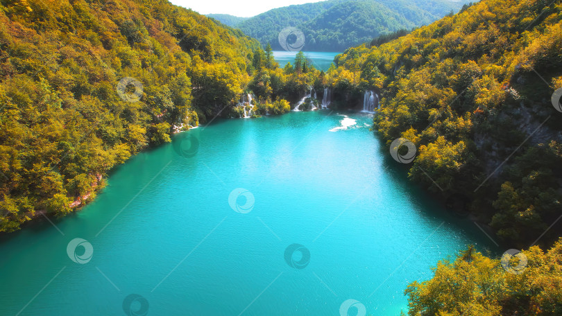 Скачать Горный пейзаж с водопадами и озером в осеннем лесу в национальном парке Плитвицкие озера Хорватии. фотосток Ozero
