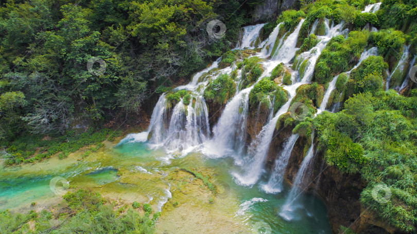 Скачать Красивые водопады в летнем национальном парке. Живописные горные ручьи впадают в озеро с аквамариновой прозрачной водой. Летний пейзаж. фотосток Ozero