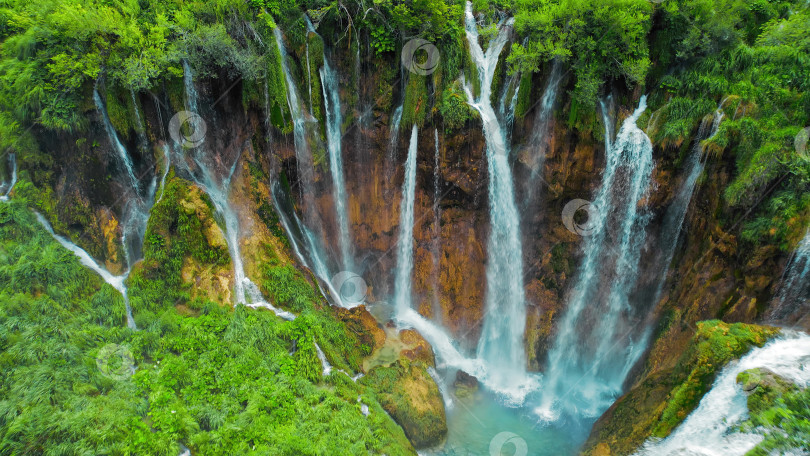 Скачать Плитвицкие водопады в Хорватии. Горные ручьи впадают в озеро с лазурно-прозрачной водой. Летний национальный парк. фотосток Ozero