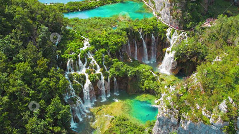 Скачать Национальный парк Плитвицкие озера в Хорватии. Летний горный пейзаж с ручьями с изумрудно-зеленой водой и водопадами. фотосток Ozero
