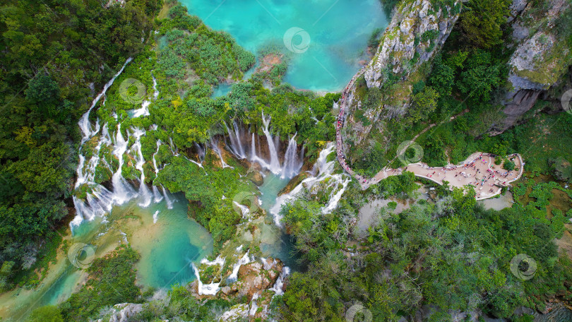 Скачать Живописные водопады в национальном парке Плитвице в Хорватии. Каскад из 16 озер, соединенных водохранилищем и известняковым каньоном. Воды, стекающие вниз. фотосток Ozero
