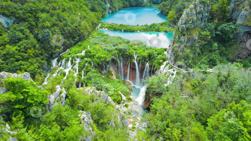 Скачать Плитвицкие водопады в Хорватии. Горные ручьи впадают в озеро с лазурно-прозрачной водой. Летний национальный парк. фотосток Ozero