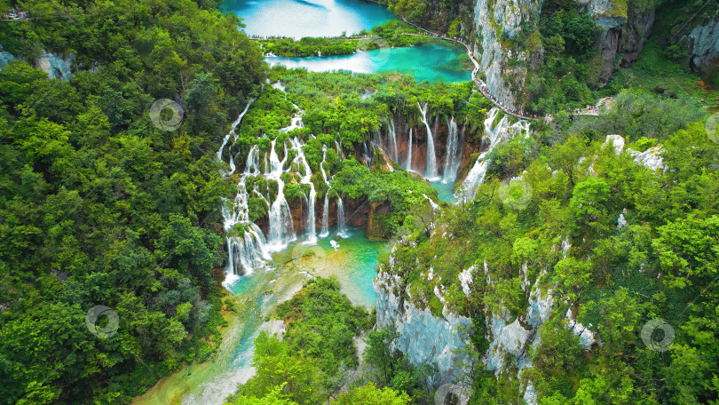 Скачать Плитвицкие озера и водопады в Национальном парке Хорватии. Летний горный пейзаж с ручьями, изумрудно-зеленой водой. фотосток Ozero