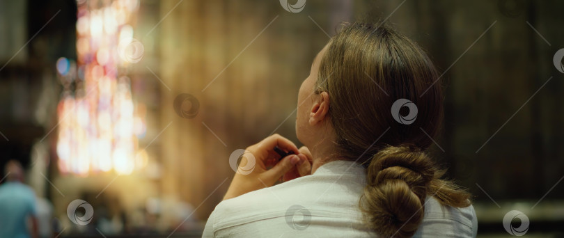 Скачать Женщина молится с деревянным крестом в руках. Концепция религии духовности и надежды. Мольба верь и сохраняй веру. фотосток Ozero