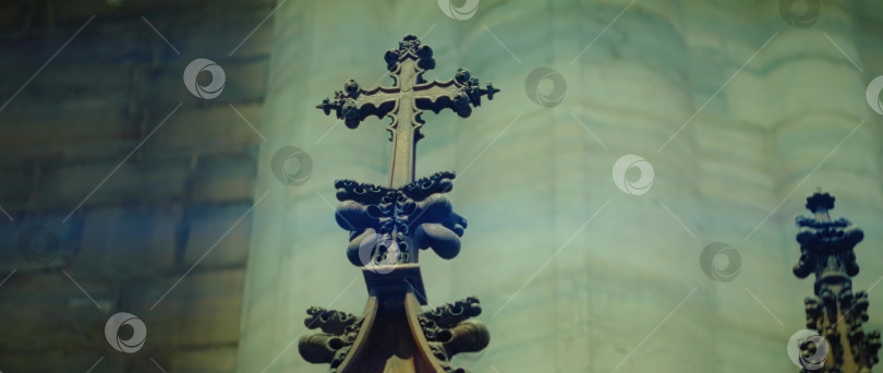 Скачать Железный резной металлический крест с узорами в кафедральном соборе. фотосток Ozero