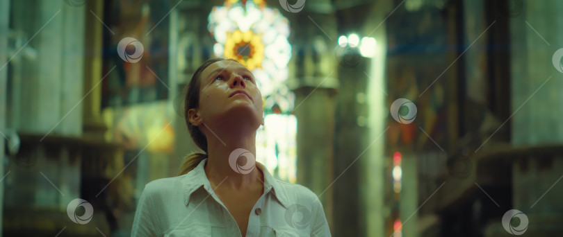 Скачать Женщина наслаждается видом архитектуры в кафедральном соборе. Лицо девушки крупным планом, смотрящей на старинный потолок. фотосток Ozero
