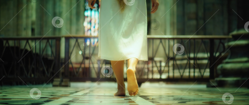 Скачать Босоногая бродяжка, молодая женщина-странница, ищущая Бога в церкви. Традиционное омовение ног на Господском ужине фотосток Ozero