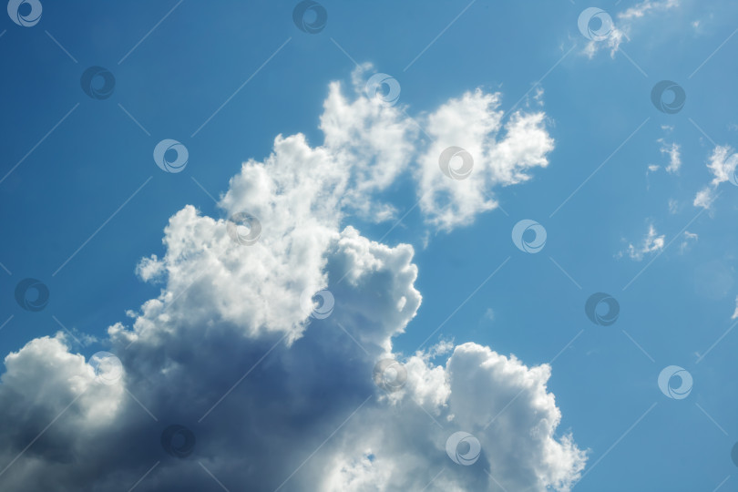 Скачать Белые облака на ярко-голубом небе крупным планом фотосток Ozero