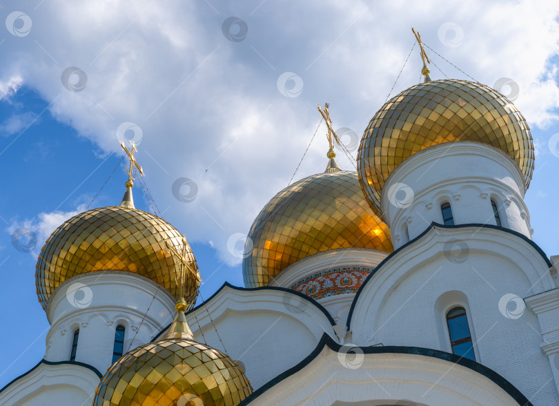 Скачать Купола Успенского собора в Ярославле на фоне голубого неба фотосток Ozero