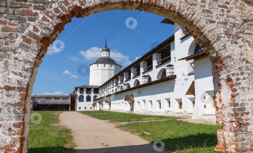 Скачать Внутренний двор Кирилово-Белозерского монастыря с парками, часовнями фотосток Ozero
