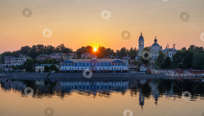 Скачать Набережная города Мышкина на берегу Волги на закате фотосток Ozero