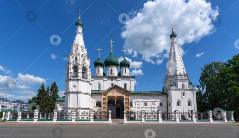 Скачать Храм Ильи Пророка в Ярославле на фоне голубого неба фотосток Ozero