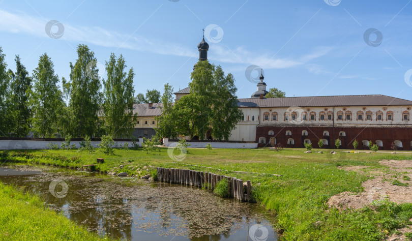 Скачать Внутренний двор Кирилово-Белозерского монастыря с парками, часовнями фотосток Ozero