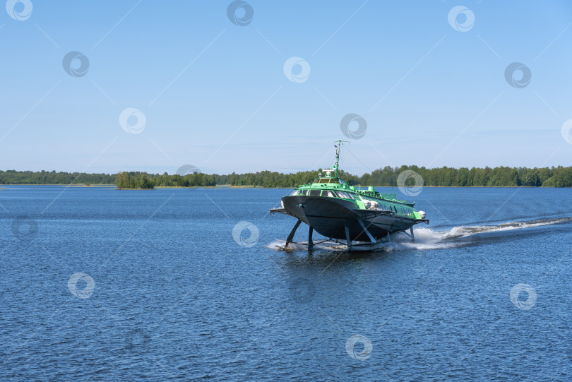 Скачать Судно на подводных крыльях "Метеор" плывет по Онежскому озеру фотосток Ozero