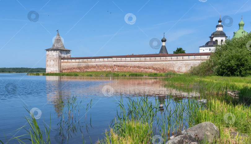 Скачать Кирилово-Белозерский монастырь, стоящий в живописном месте на берегу Сиверского озера фотосток Ozero