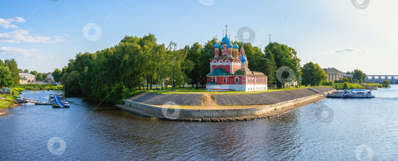 Скачать Вид на церковь царевича Димитрия на крови в древнем городе Угличе со стороны реки Волги, панорама фотосток Ozero