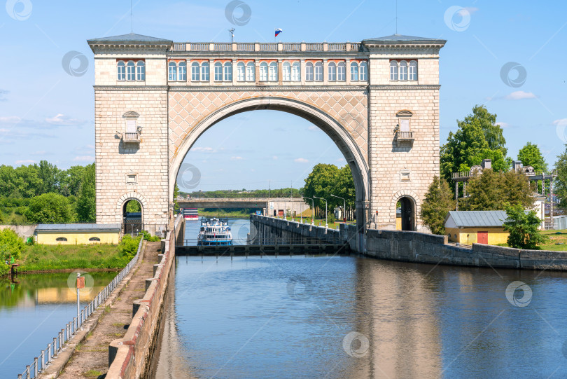 Скачать Шлюз на реке Волга, Угличское водохранилище, Шлюзовые ворота фотосток Ozero