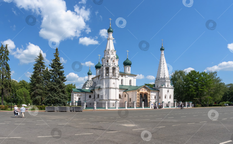 Скачать Храм Ильи Пророка в Ярославле на фоне голубого неба фотосток Ozero