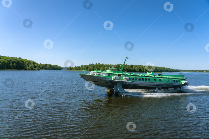 Скачать Судно на подводных крыльях "Метеор" плывет по Онежскому озеру фотосток Ozero